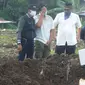 Tangis keluarga jenazah kasus COVID-19 mengunjungi pemakaman di TPU Srengseng Sawah 2, Jakarta, Selasa (9/2/2021). Sudah lebih dari sepekan TPU Srengseng Sawah 2 menerima pemakaman korban COVID-19 dengan jumlah yang dimakamkan sehari maksimal 10 jenazah. (merdeka.com/Arie Basuki)