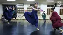 Pebalet sedang latihan jelang pementasan Namarina Youth Dance (NYD) di Studio Namarina, Jakarta, Kamis (25/7/2019). NYD akan menggelar pementasan bertajuk SoulSphere of Jakarta. (Liputan6.com/Fery Pradolo)