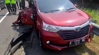 Salah satu kendaraan mengalami rusak setelah kecelakaan yang terjadi di uas tol Cikopo-Palimanan (Cipali) dari arah Cikampek menuju Palimanan tepatnya di kilometer 119, Minggu (2/6/2019). (Dok. Basarnas)