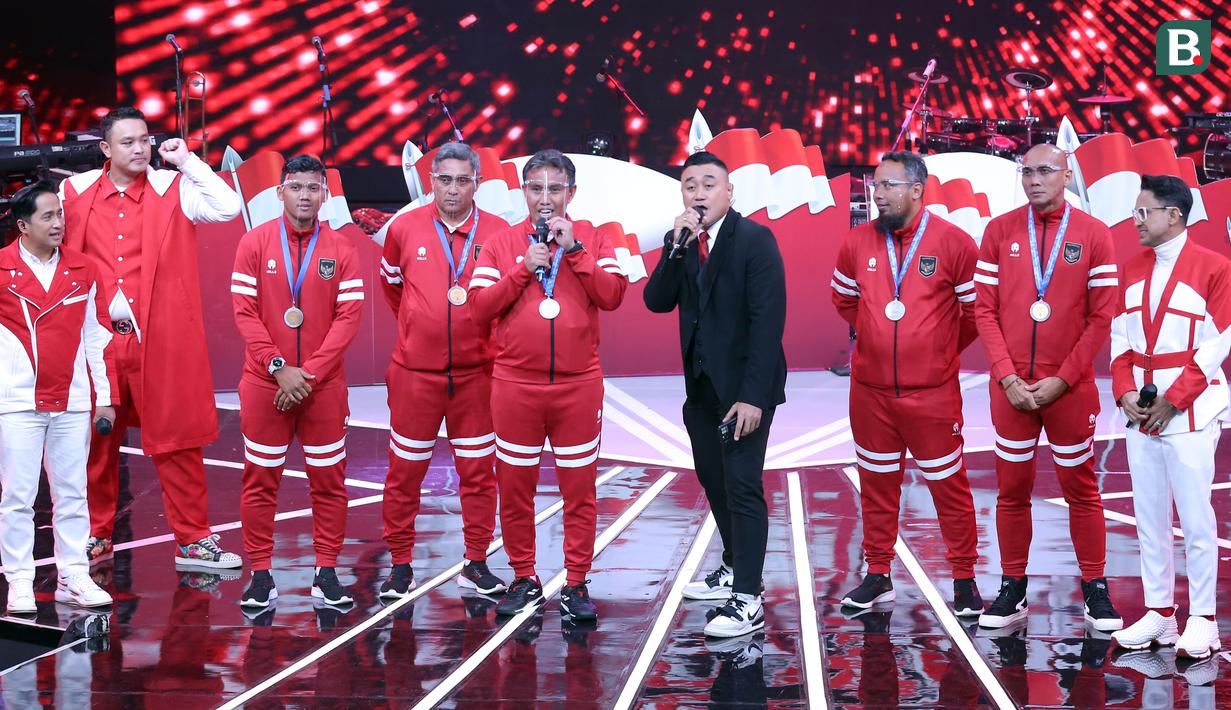 Timnas Indonesia U-16 menjalani agenda yang padat sepanjang Rabu (17/8/2022). Pada pagi harinya, pasukan Bima Sakti memenuhi undangan dari Presiden Joko Widodo untuk mengikuti kegiatan upacara kenaikan bendera di Istana Negara, Jakarta. (Bola.com/Abdul Aziz)