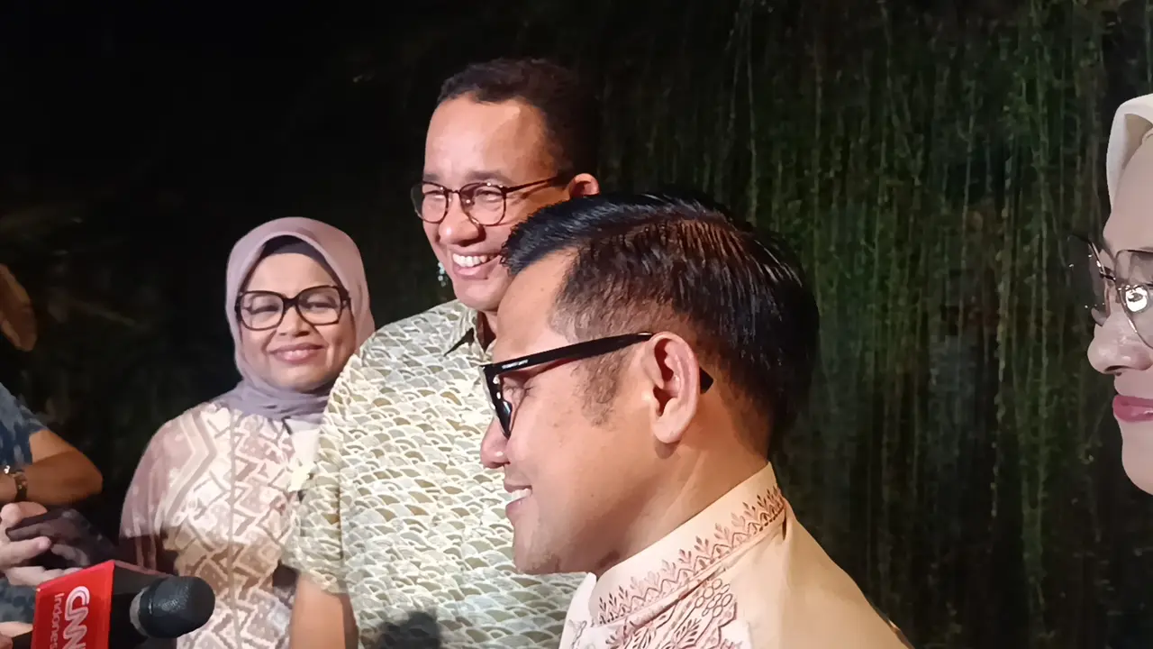 Anies Baswedan usai menerima kunjungan Ketua Umum PKB Muhaimin Iskandar alias Cak Imin di kediamannya, Jakarta, Selasa malam (16/4/2024). (Merdeka.com/Nur Habibie)