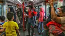 Para Spider-Man yang tergabung dalam komunitas Spider-Verse Indonesia berada di dalam kereta api ringan atau Light Rail Transit (LRT) di kawasan Jakarta, Minggu (21/7/2019). Dalam aksinya, mereka melakukan penggalangan dana untuk donasi anak penderita hydrocephalus. (Liputan6.com/Johan Tallo)
