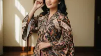 10 Model Baju Batik Lengan Lebar Anti Gerah, Cocok untuk Wanita Segala Usia