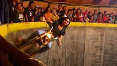 Lima wanita seksi memacu sepeda motornya, bertaruh nyawa di arena pertunjukan tong setan pasar malam Sumatera Utara.