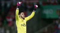 Kiper Benfica, Ederson Moraes, melakukan selebrasi usai berhasil mengalahkan Rio Ave pada lanjutan liga Portugal di Stadion Vila do Conde, Portugal, (24/04/2016).  (EPA/Estela Silva)