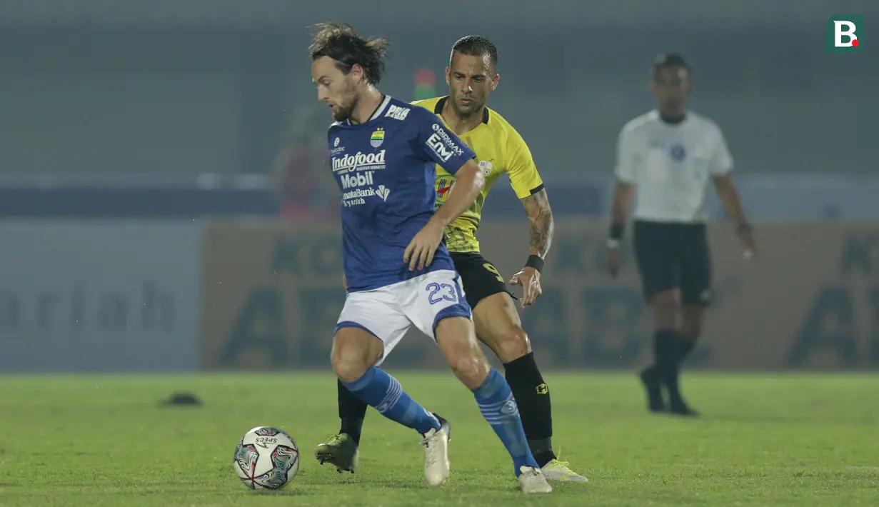 Marc Klok lagi-lagi mengancam gawang Pangeran Antasari di menit ke-33. Marc Klok mengirim umpan lambung ke arah Bashim Rashid yang menusuk ke kotak penalti. Bola memang masuk gawang, namun wasit menganulirnya karena off-side. (Foto: Bola.com/M Iqbal Ichsan)