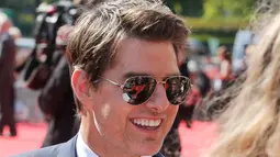 Aktor Hollywood, Tom Cruise menyapa para penggemar setibanya pada World premiere film terbarunya, Mission: Impossible Fallout di Paris, Kamis (12/7). Film ini dipenuhi dengan adegan menentang kematian dan aksi nekat lainnya. (AP/Thibault Camus)
