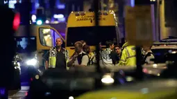 Petugas medis menunggu untuk memberikan bantuan usai sebuah kendaraan menabrak pejalan kaki di kawasan Finsbury Park, utara London, Senin (19/6). Polisi menyebut sebuah van menabrak kerumunan orang di dekat masjid Finsbury Park (Yui Mok/PA via AP)