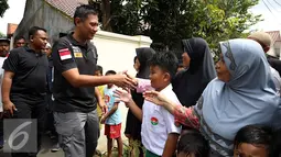 Cagub DKI Jakarta, Agus Harimurti Yudhoyono bersalaman dengan warga saat blusukan ke Kelurahan Kebayoran Lama Utara, Jakarta, Selasa (6/12). Bantuan dana tersebut bergulir Rp50 juta per unit usaha dengan bebas bunga. (Liputan6.com/Johan Tallo)