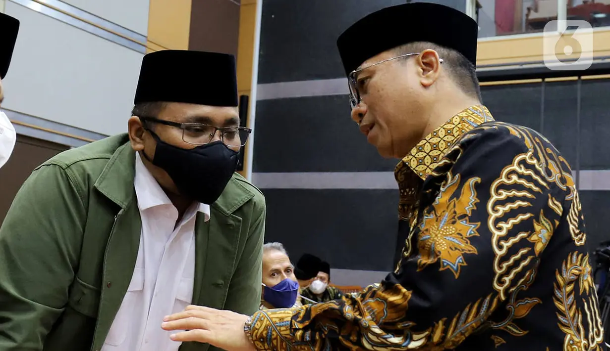 Menteri Agama Yaqut Cholil Qoumas berbincang dengan Ketua Komisi VIII DPR Yandri Susanto sebelum rapat kerja di Jakarta, Rabu (13/4/2022). Kementerian Agama bersama Komisi VIII menyepakati Biaya Penyelenggaraan Ibadah Haji Tahun 1443 H/2022 sebesar Rp39,8 juta per orang. (Liputan6.com/Angga Yuniar)