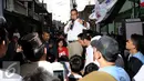 Calon Gubernur DKI Jakarta, Anies Baswedan (tengah) memaparkan program saat melakukan sosialisasi di Kota Bambu Utara, Jakarta, Rabu (21/12). Dihadapan pendukungnya, Anies memaparkan beberapa program. (Liputan6.com/Helmi Fithriansyah)