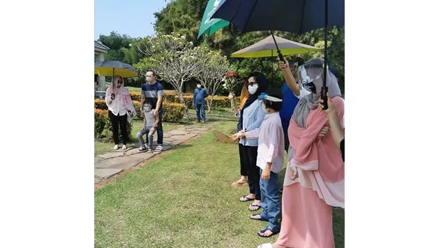 Kumpul Keluarga, Ini 6 Momen Haru BCL Ziarah ke Makam Ashraf hingga Rayakan Lebaran