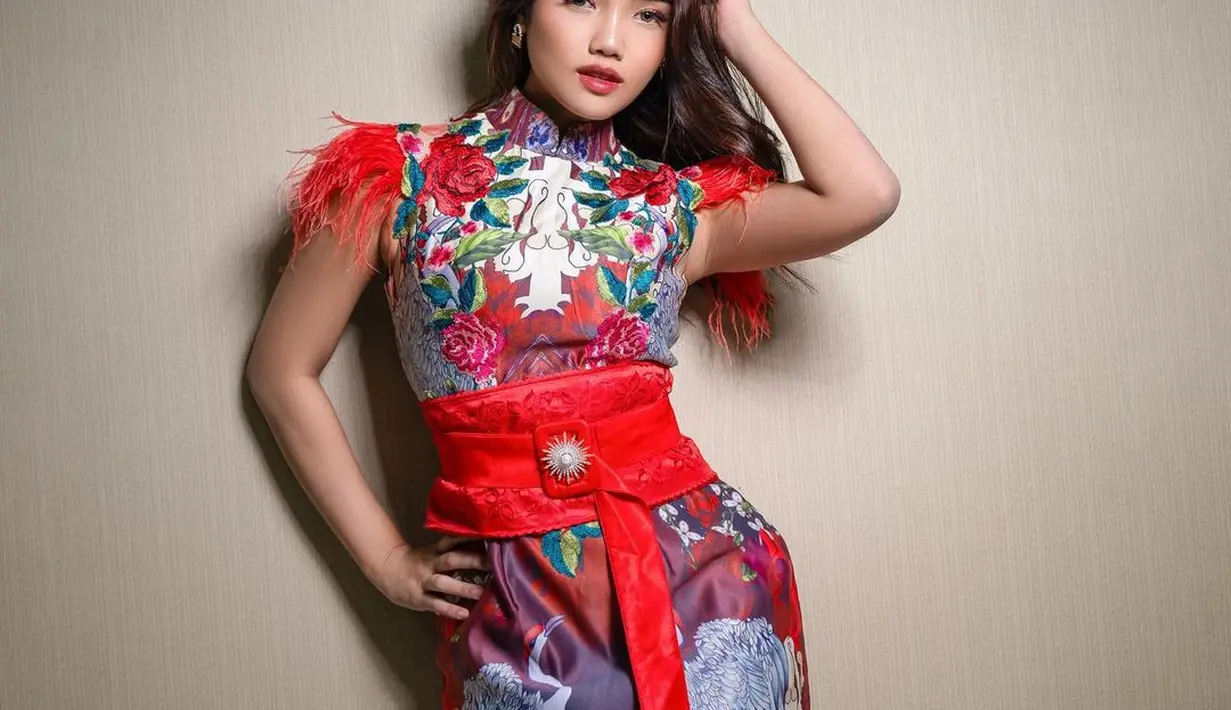 Penampilan Fuji juga menarik untuk disimak. Ia mengenakan dress merah bersiluet cheongsam. Detail belt merah di bagian pinggang membalut tubuh Fuji dengan amat baik. [Foto: Instagram/fuji_an]