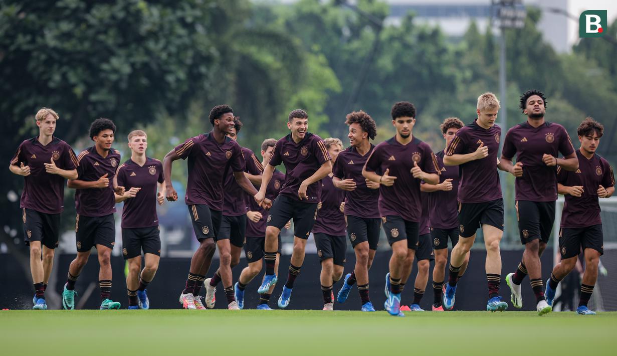 Eric Da Silva Moreira (keenam kanan) dan sejumlah pemain Timnas Jerman U-17 melakukan pemanasan saat latihan resmi menjelang laga perempat final Piala Dunia U-17 2023 melawan Timnas Spanyol U-17 yang berlangsung di Stadion Madya, Senayan, Jakarta, Kamis (23/11/2023). (Bola.com/Bagaskara Lazuardi)