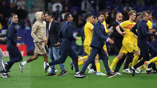 Foto: Momen Pemain Barcelona Dikejar-kejar Suporter Espanyol