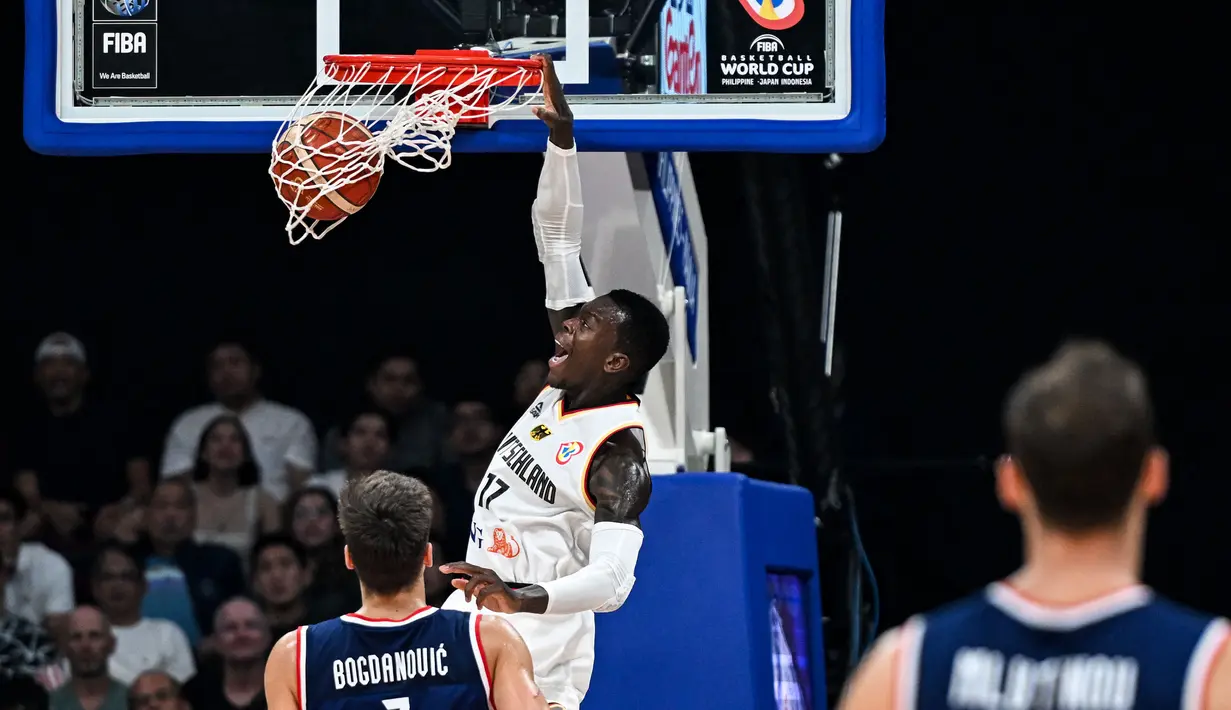 Dennis Schroeder yang menjabat sebagai kapten Timnas Jerman pada Piala Dunia FIBA 2023 tentunya tak berlebihan jika dianggap sebagai pahlawan Jerman dalam merebut gelar juara dunia pertama mereka. Pemain yang telah menginjak usia 29 tahun ini mampu memaksimalkan kecepatannya dalam mencetak poin maupun memberi assist kepada rekan-rekannya. Saat ini ia tengah membela Toronto Raptors di NBA. (AFP/Sherwin Vardeleon)