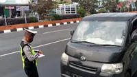 Anggota Satlantas Polres Metro Depok melakukan penilangan terhadap pengguna jalan di Jalan Raya Margonda, Kota Depok. (Liputan6.com/Dicky Agung Prihanto)