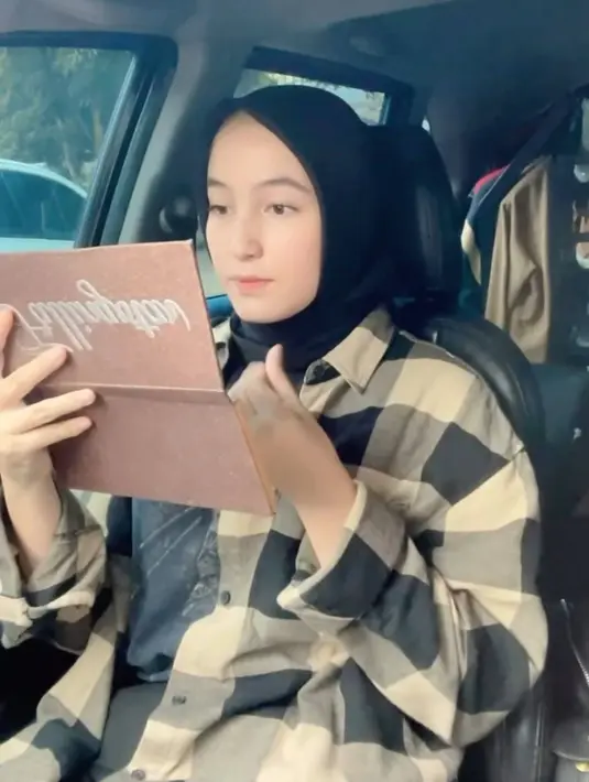 Dalam beberapa kesempatan, Ise Irish beberapa kali jalani pemotretan memakai hijab. Bahkan sesekali ia memakai hijab dalam menjalani aktivitasnya. Tampil dengan berhijab, gayanya ini pun mencuri perhatian banyak netizen. (Liputan6.com/IG/@ise.irish)