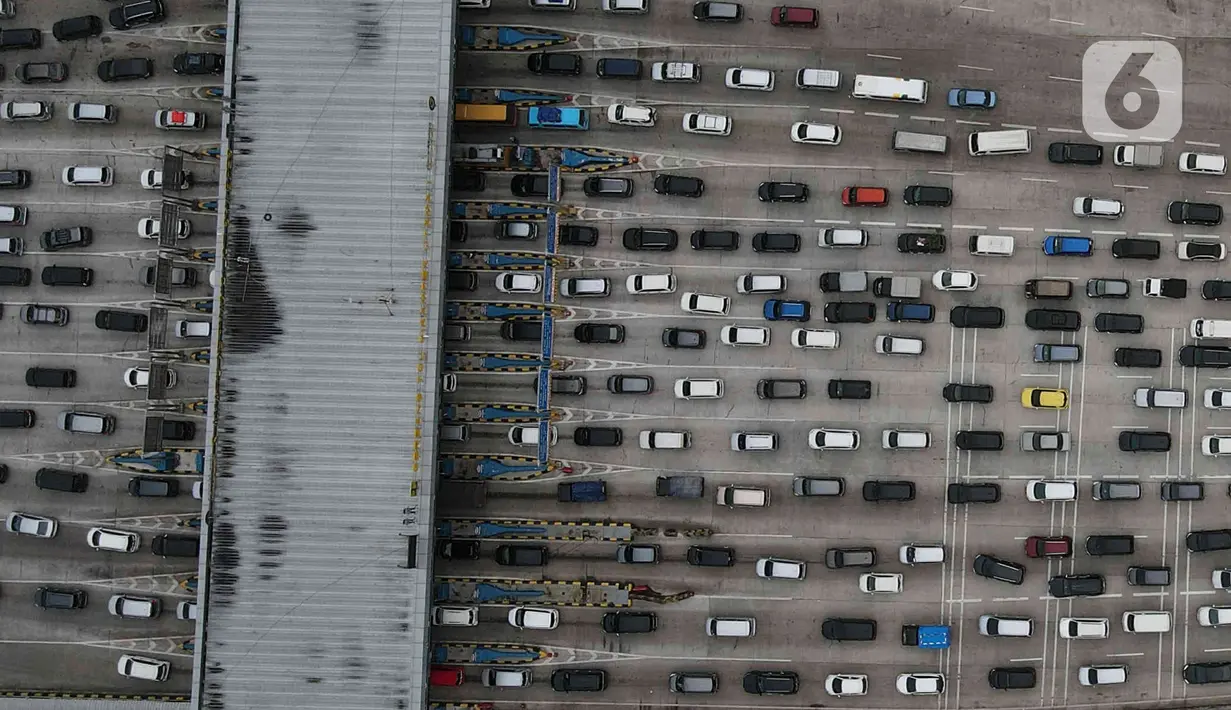 <p>Foto udara menunjukkan kendaraan memadati Ruas tol Jakarta Cikampek, Jawa Barat, Kamis (28/4/2022). Memasuki H-4 Lebaran 2022, volume jumlah kendaraan mengalami peningkatan hingga menyebabkan terjadinya kepadatan lalu lintas arus mudik. (Liputan6.com/Herman Zakharia)</p>