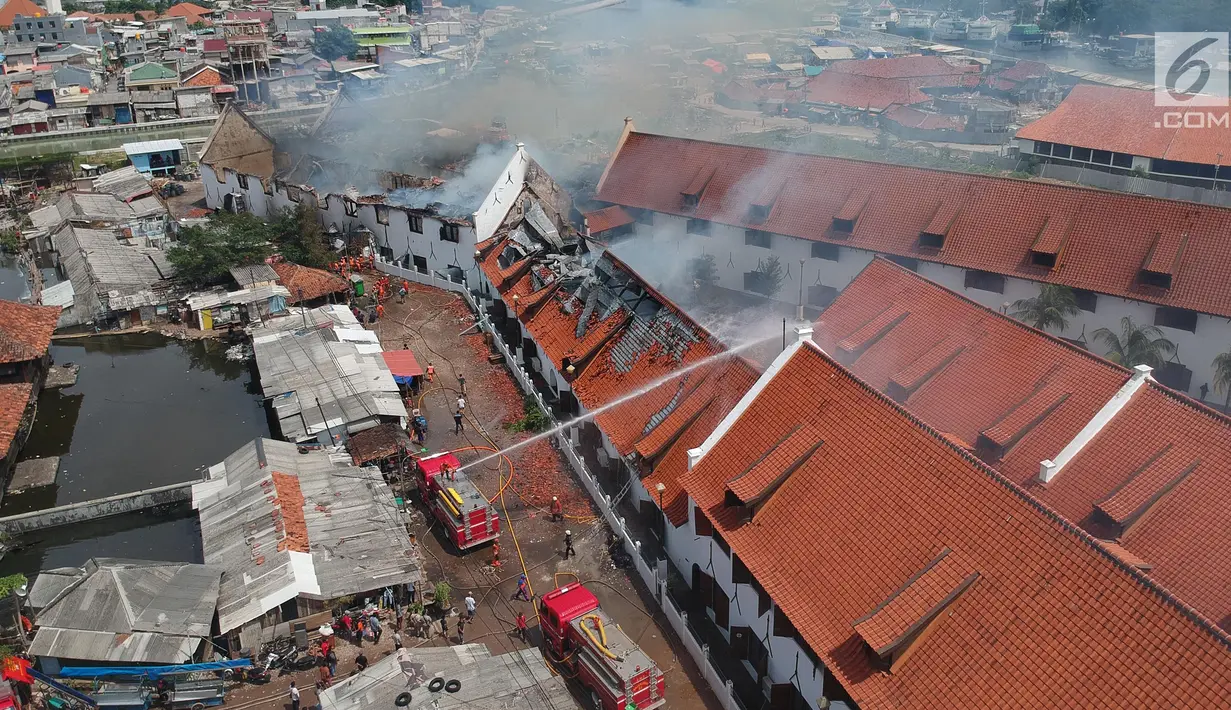 Petugas pemadam kebakaran memadamkan sisa api yang membakar Museum Bahari di Penjaringan, Jakarta Utara, Selasa (16/1). Gedung Museum Bahari terbakar saat gedung tengah kosong  sekitar pukul 08.45 WIB. (Liputan6.com/Arya Manggala)