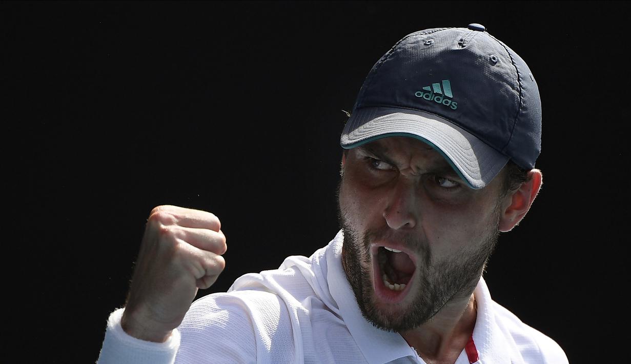 Aslan Karatsev menyingkirkan Grigor Dimitrov dengan kemenangan 2-6, 6-4, 6-1, 6-2 di Melbourne, Selasa, 16 Februari 2021. Di semifinal ia akan menantang petenis ranking satu dunia, Novak Djokovic. (Foto: AP/Andy Brownbill)
