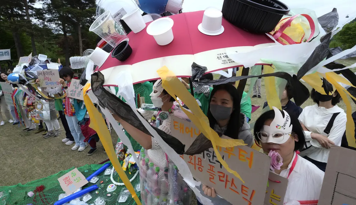 Mereka berjalan di panggung dengan mengenakan pakaian yang terbuat dari sampah plastik dalam upaya mendesak masyarakat agar menggunakan lebih sedikit plastik. (AP Photo/Ahn Young-joon)