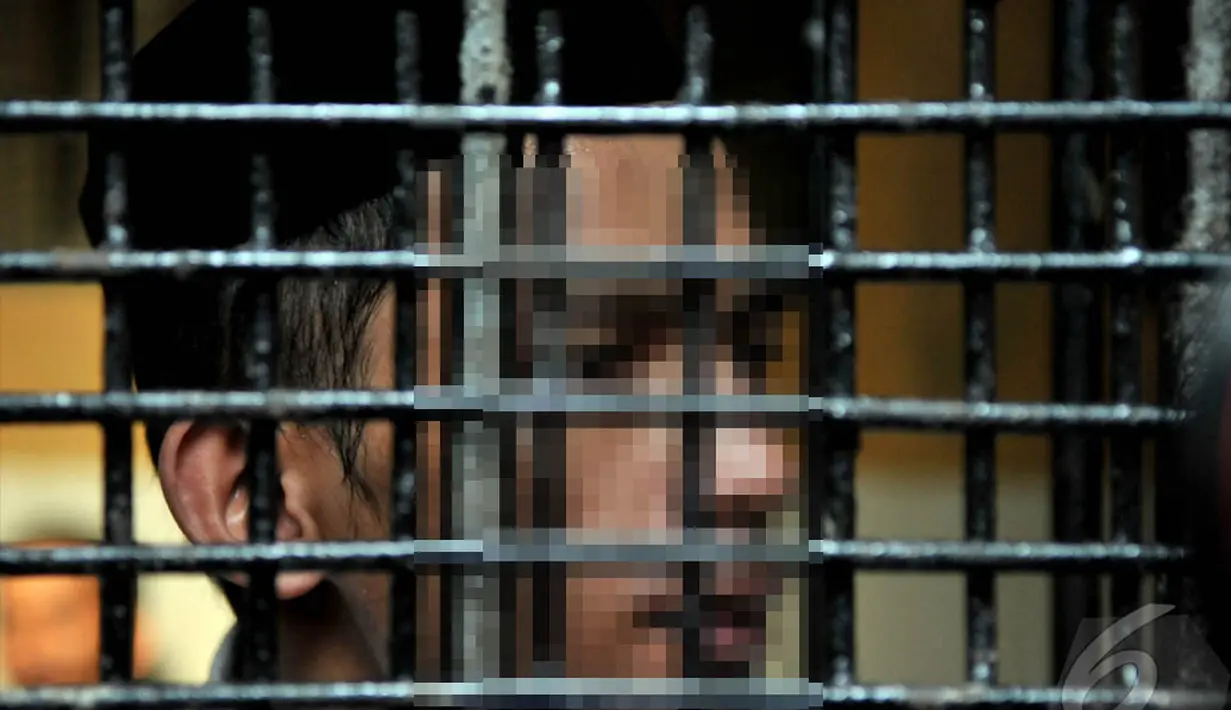 Salah satu tersangka dari kasus pelecehan seksual di JIS ini tampak mematung melihat keadaan di luar jeruji, Jakarta, Rabu (27/8/2014) (Liputan6.com/Johan Tallo)