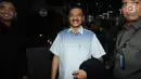 Mantan Mendagri Gamawan Fauzi tersenyum usai diperiksa penyidik di gedung KPK, Jakarta, Selasa(8/1). Gamawan diperiksa sebagai saksi untuk tersangka mantan Kepala Pusat Data dan Sistem Informasi Setjen Kemendagri Dudy Jocom. (Merdeka.com/Dwi Narwoko)