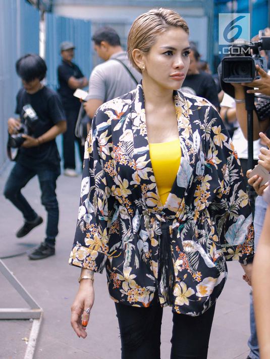 Selebritis Nikita Mirzani saat ditemui awak media di kawasan Jakarta, Selasa (27/3). Pada kesempatan itu Nikita Mirzani masih enggan menjawab kabar kehamilannya secara terbuka. (Liputan6.com/Faizal Fanani)