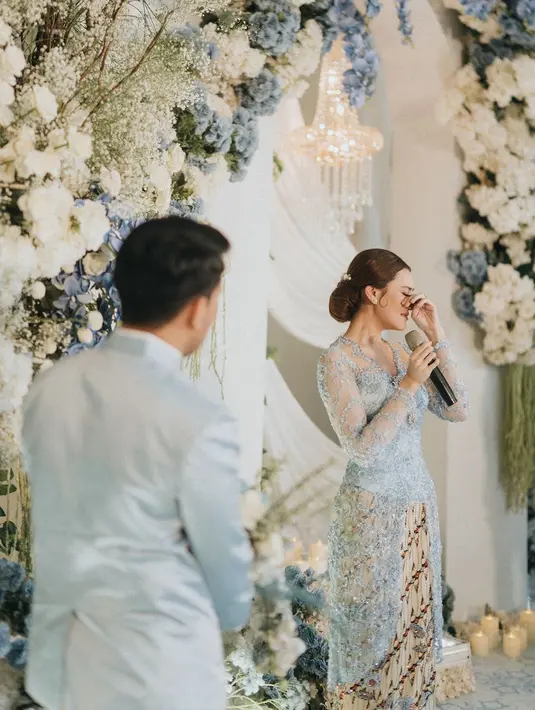 Aaliyah Massaid tampil menawan dibalut kebaya biru muda dan kain batik bernuansa senada sebagai bawahan. [Foto: Instagram/thariqhalilintar]