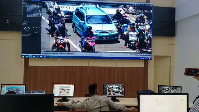 Personil Dirlantas Polda Banten, Saat Memantau Tilang Elektronik Dari Monitor. (Selasa, 02/03/2021). (Dokumentasi Dirlantas Polda Banten).