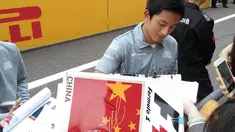 Rio Haryanto melayani tanda tangan fans saat berada di Sirkuit Internasional Shanghai, China, (14/4/2016). (Bola.com/Rio Haryanto Media)