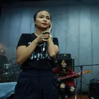 Bersama musisi kenamaan Indonesia, Tantri dan kawan-kawan di band Kotak membawakan dua buah lagu untuk performa mereka di panggung HUT SCTV ke-25. (Deki Prayoga/Bintang.com)