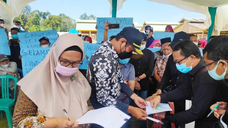 Anak kemenakan Batin Sengeri membentangkan poster meminta Jokowi selamakan lahan dan hutan adat karena diberikan izin oleh KHLK untuk perusahaan.