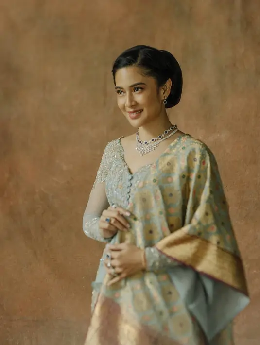 Dian Sastrowardoyo juga memerankan Maria Walanda Maramis, pahlawan nasional yang aktif menyuarakan isu emansipasi wanita dari Sulawesi Utara. Busana yang dipakai Dian sudah lebih modern. (sumber: Liputan6.com/IG/therealdisastr)