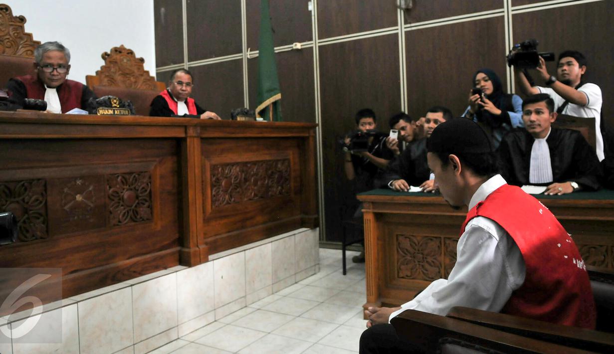 Majelis hakim Pengadilan Negeri Jakarta Selatan jatuhkan vonis 16 tahun penjara kepada Muhammad Prio Santoso pelaku pembunuhan Deudeuh Alfi Syahrin atau Tata Chubby, Jakarta, Senin (30/11/2015). (Liputan6.com/Yoppy Renato)