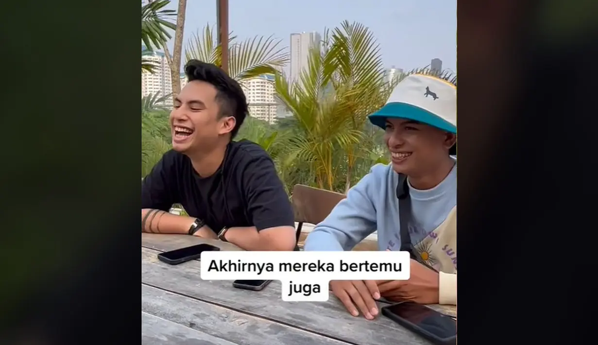 Akhirnya kita bisa melihat wajah keduanya dari dekat. Dalam posisi bersebelahan seperti ini apakah keduanya masih tampak mirip? (Foto: TikTok/ taichangorengofficial)