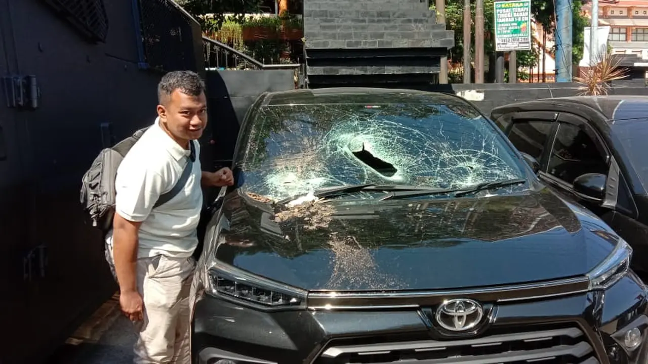Polisi mengamankan mobil Avanza yang ugal-ugalan dan melawan arus di Kota Malang. (Istimewa)