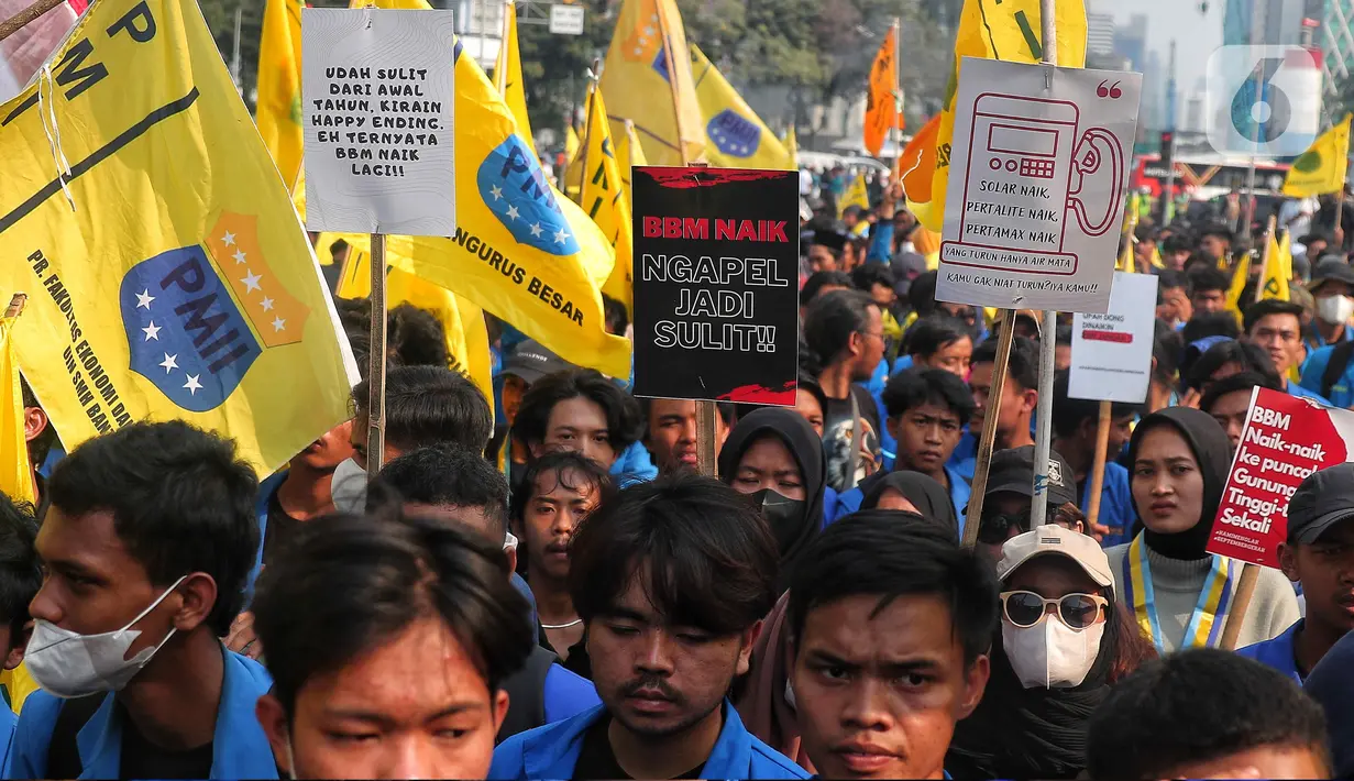 Mahasiswa berunjuk rasa atau demo BBM naik di kawasan Patung Kuda, Jakarta, Senin (5/9/2022). Sejumlah atribut unjuk rasa juga dibawa oleh para demonstran berupa bendera organisasi beserta spanduk-spanduk yang bertuliskan nada penolakan kenaikan harga BBM. (Liputan6.com/Angga Yuniar)