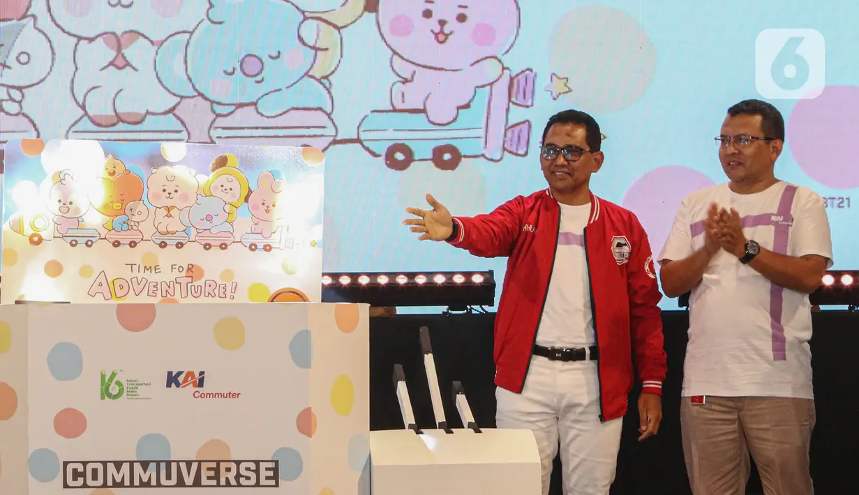 Direktur Utama KAI Commuter Asdo Artriviyanto (jaket merah) saat menunjukan Kartu Multi Trip (KMT)  Edisi Khusus BT21 di Stasiun BNI City, Jakarta, Senin (12/8/2024). (Liputan6.com/Angga Yuniar)