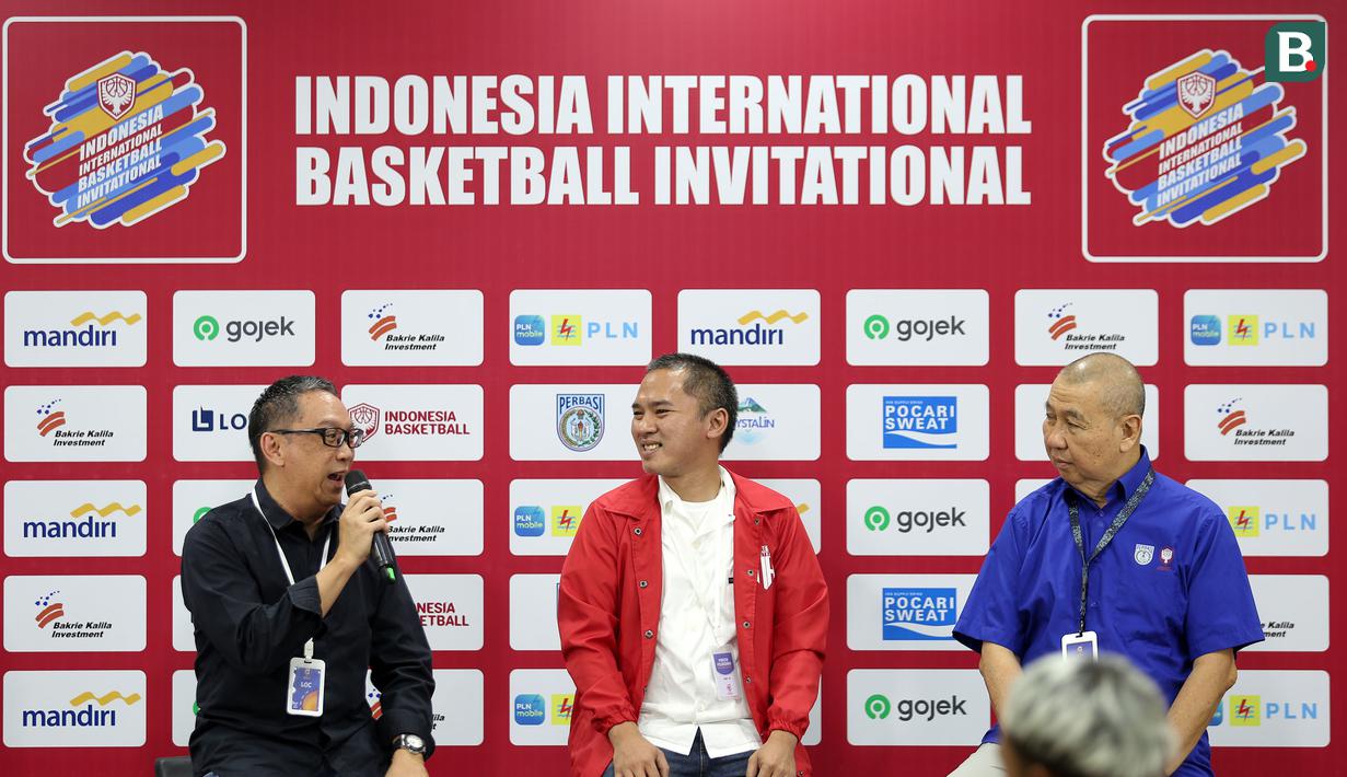 <p>(Dari kiri) Head Marketing LOC, Stephen Walangitang, Ketua Badan Tim Nasional, Syailendra S. Bakrie dan Ketua Umum PP Perbasi, Danny Kosasih saat konferensi pers Indonesia International Basketball Invitational di Indonesia Arena, Senayan, Jakarta, Kamis (27/07/2023). (Bola.com/Bagaskara Lazuardi)</p>