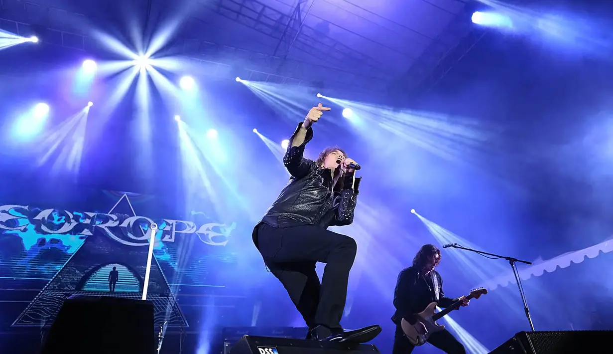 Pengunjung Volcano Rock Vestival langsung memadati depan panggung saat Europe beraksi di atas panggung. (Bambang E. Ros/Bintang.com)