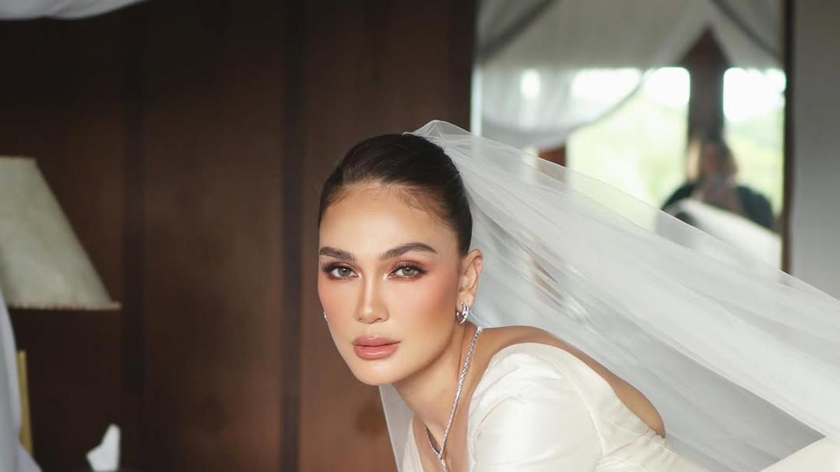 Menikah di Usia 41 Tahun, Pesona Manglingi Luna Maya Dipulas Glaze Skin Makeup di Momen Sumpah Pernikahan