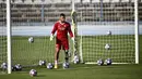 Penjaga gawang Lyon Anthony Lopes berdiri di depan gawang saat sesi latihan di Stadion Restelo, Lisbon, Portugal, Selasa (18/8/2020). Lyon akan menghadapi Bayern Munchen pada pertandingan semifinal Liga Champions. (Franck Fife/Pool via AP)