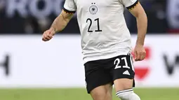 Gelandang Jerman, İlkay Gundogan membawa bola saat bertanding melawan Inggris pada pertandingan Grup A3 UEFA Nations League di Allianz Arena, Munich, Rabu (8/6/2022). Inggris bermain imbang dengan Jerman 1-1. (AP Photo/Markus Ulmer)