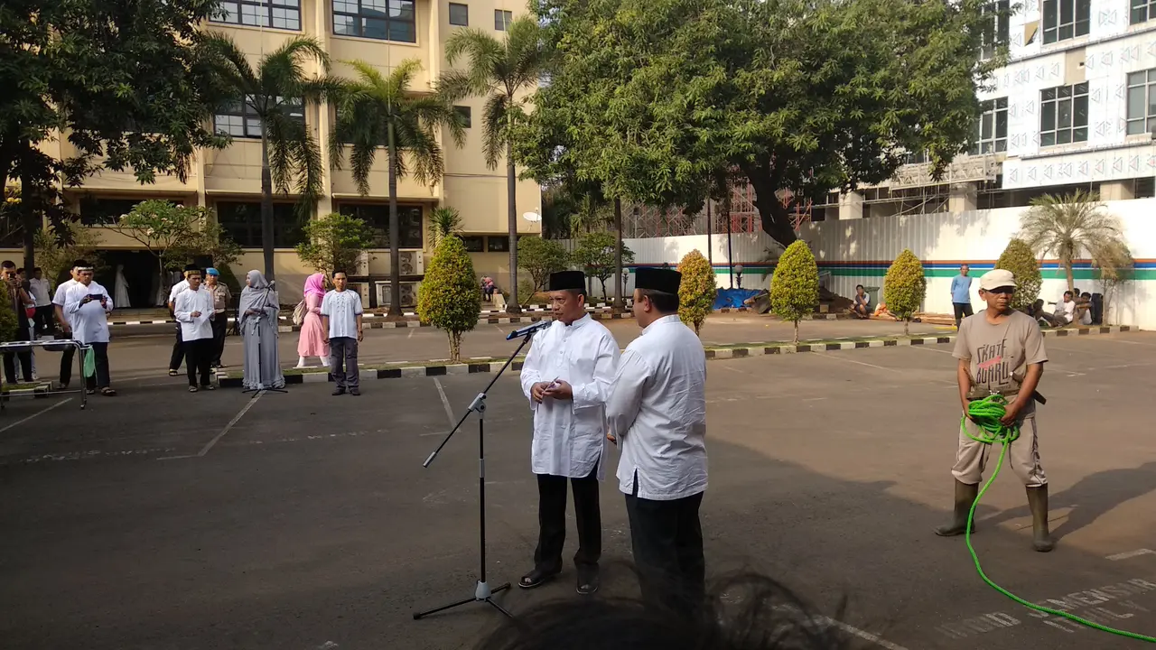 Kapolri Jenderal Tito Karnavian memberikan sapi kepada panitia kurban