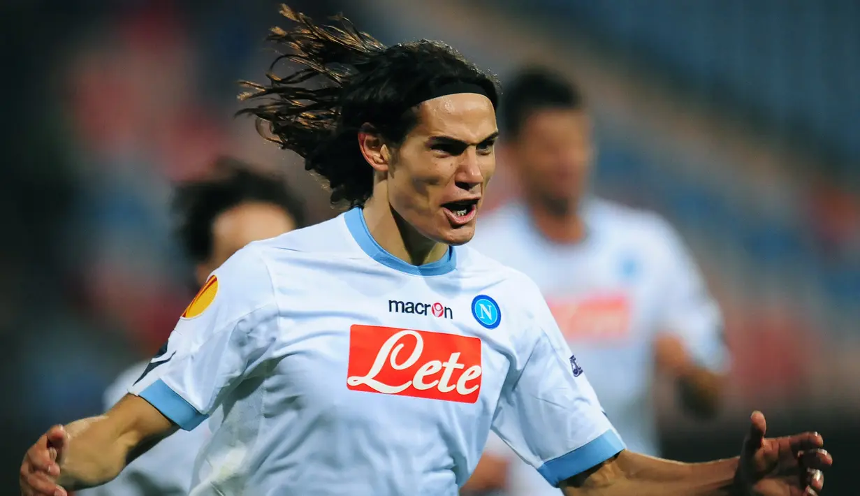 3. Edinson Cavani - Pemain PSG ini adalah salah satu striker terbaik yang pernah dimiliki Napoli. Penyerang Timnas Uruguay ini mampu mempersembahkan gelar juara Coppa Italia dan menjadi top skorer Serie A musim 2012-2013. (AFP/Daniel Mihalescu)