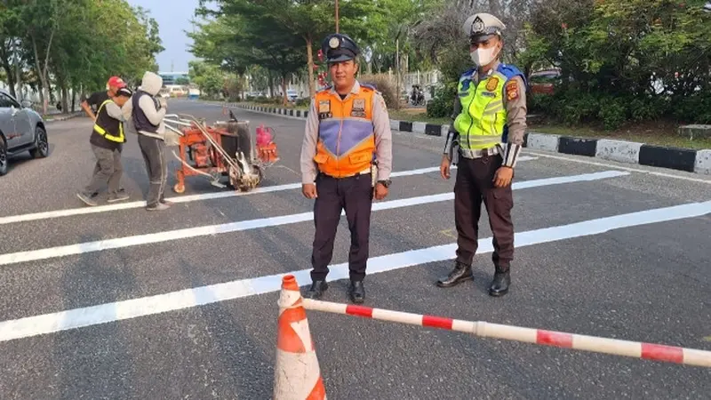 Personel Satuan Lau Lintas dan Dinas Perhubungan Kota Pekanbaru membuat pita penggaduh untuk mencegah balapan liar.