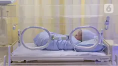 Kondisi bayi yang baru lahir di Rumah Sakit Ibu dan Anak Tambak, Jakarta, Kamis (20/2/2020). Bayi laki-laki yang belum diberi nama dari pasangan Khaidah Nurmayanti dan Agus Suseno itu lahir pada tanggal 20 bulan 02 tahun 2020 atau 20-02-2020. (Liputan6.com/Herman Zakharia)