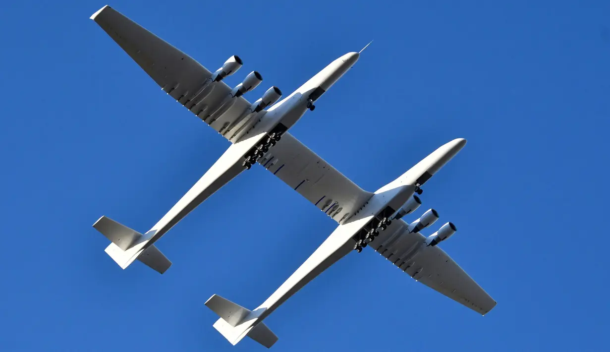 Pesawat terbesar di dunia, Stratolaunch, melakukan penerbangan pertamanya di Mojave, California, Amerika Serikat pada 13 April 2019. Pesawat itu dibangun oleh Stratolaunch Systems Corp, perusahaan yang didirikan salah satu mantan pendiri Microsoft Paul Allen. (REUTERS/Gene Blevins)